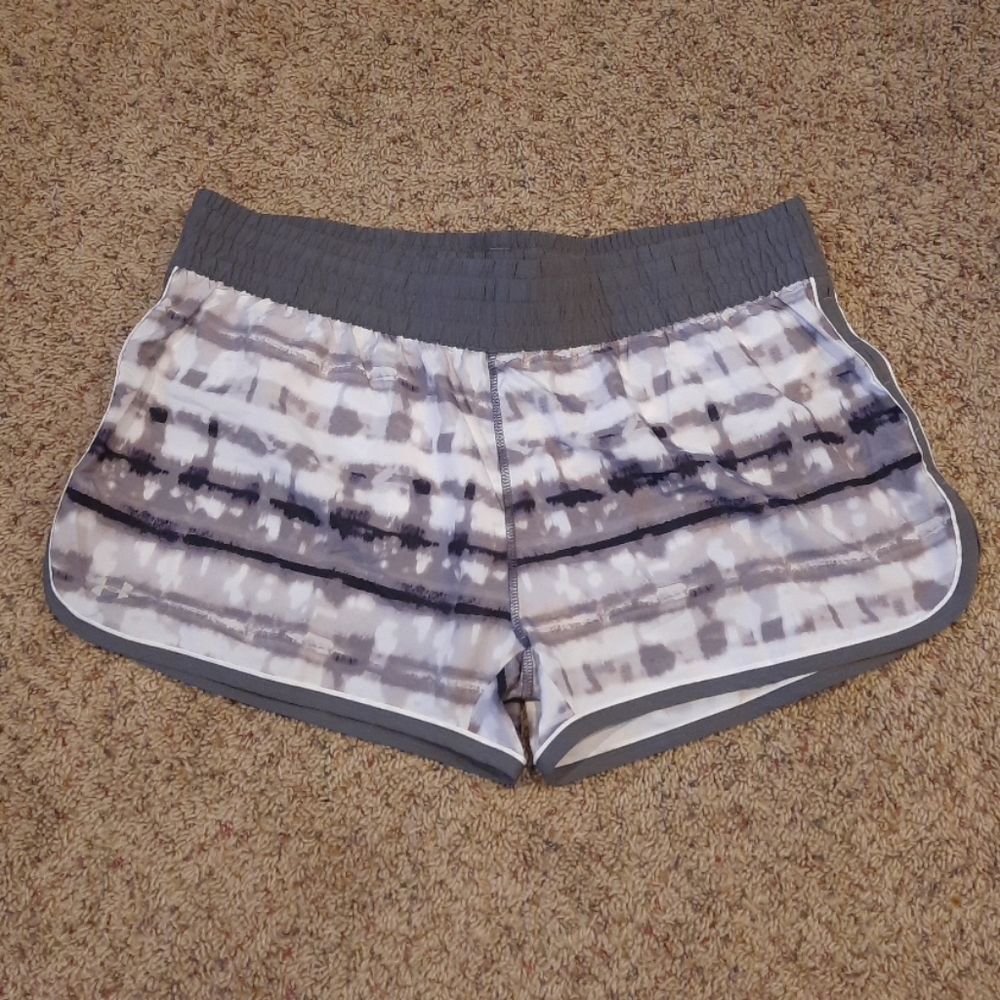 Under Armour Heatgear Women's Size XL Athletic Shorts Gray White Black